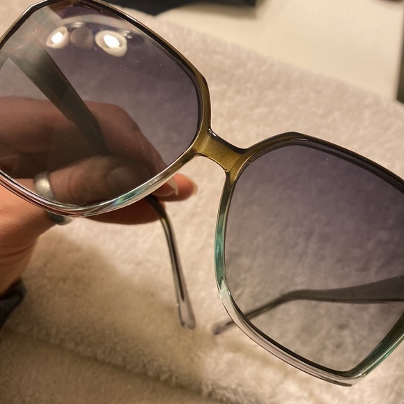 Sunnies with case and cloth - Picture 5 of 5